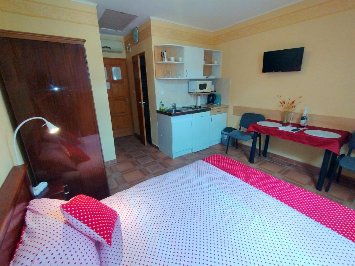 Burg Apartman Дьюла Экстерьер фото