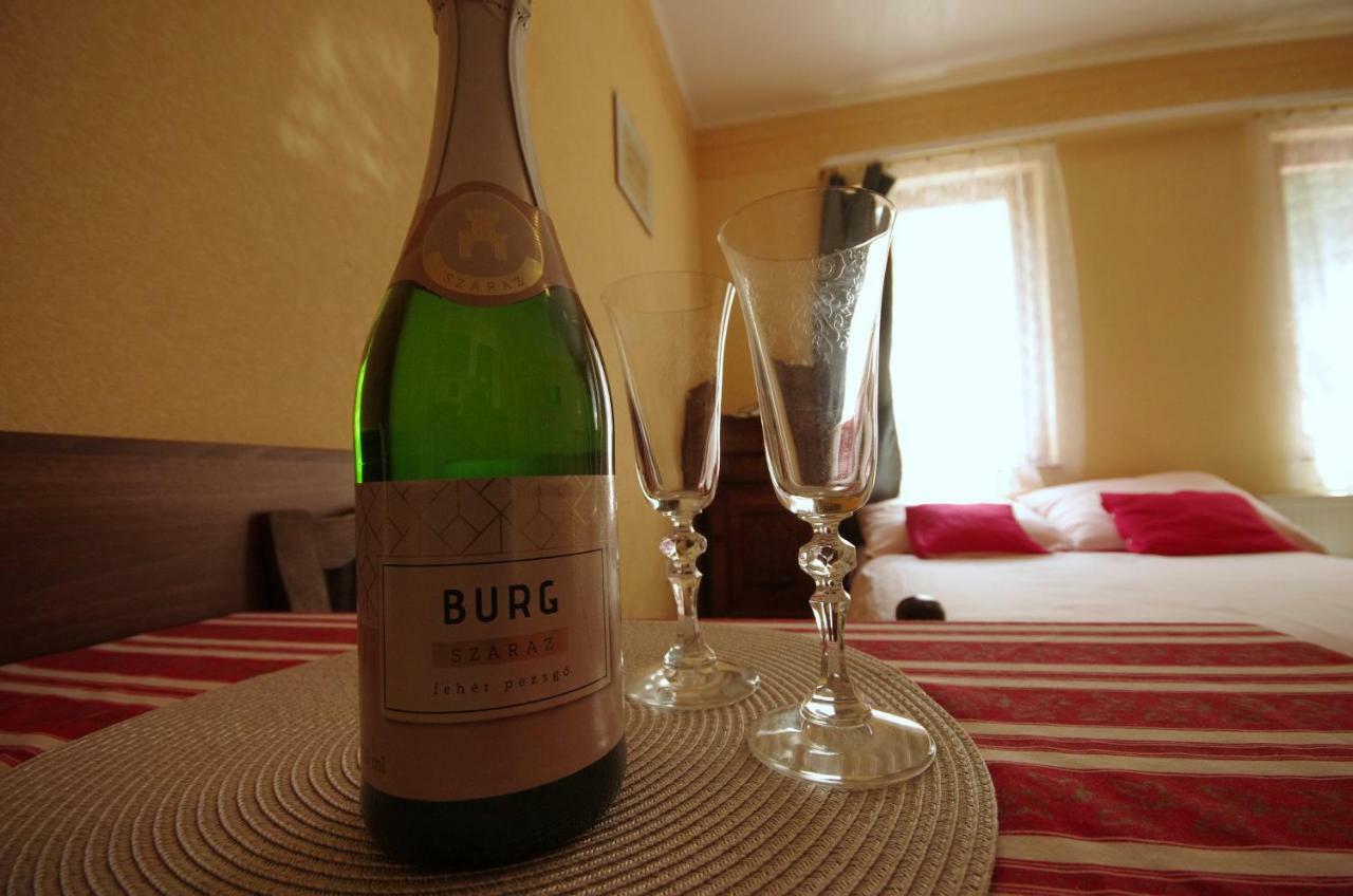 Burg Apartman Дьюла Экстерьер фото