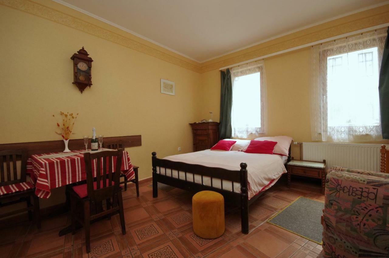 Burg Apartman Дьюла Экстерьер фото