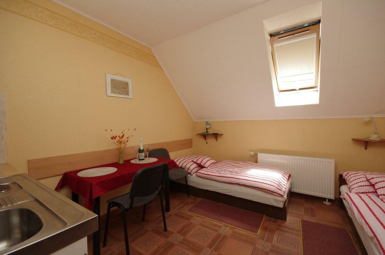 Burg Apartman Дьюла Экстерьер фото